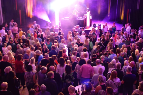 newsletter-menschenmenge-disco-burgkirchen